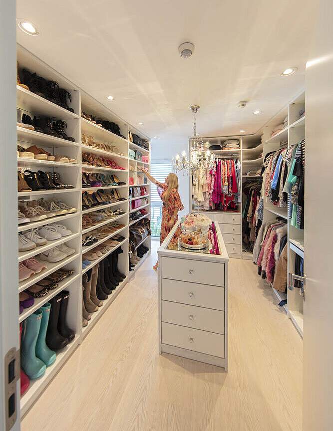 Hier wurde das Zimmer als Ankleideraum genutzt mit viel Platz für Taschen, Schuhe und Kleider.