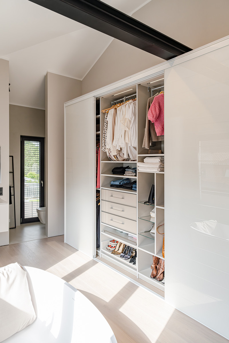 Moderner Schiebetürenschrank mit Glas Schiebetüren