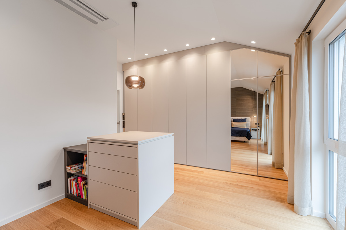 Einbaukleiderschrank in grau mit Spiegeln