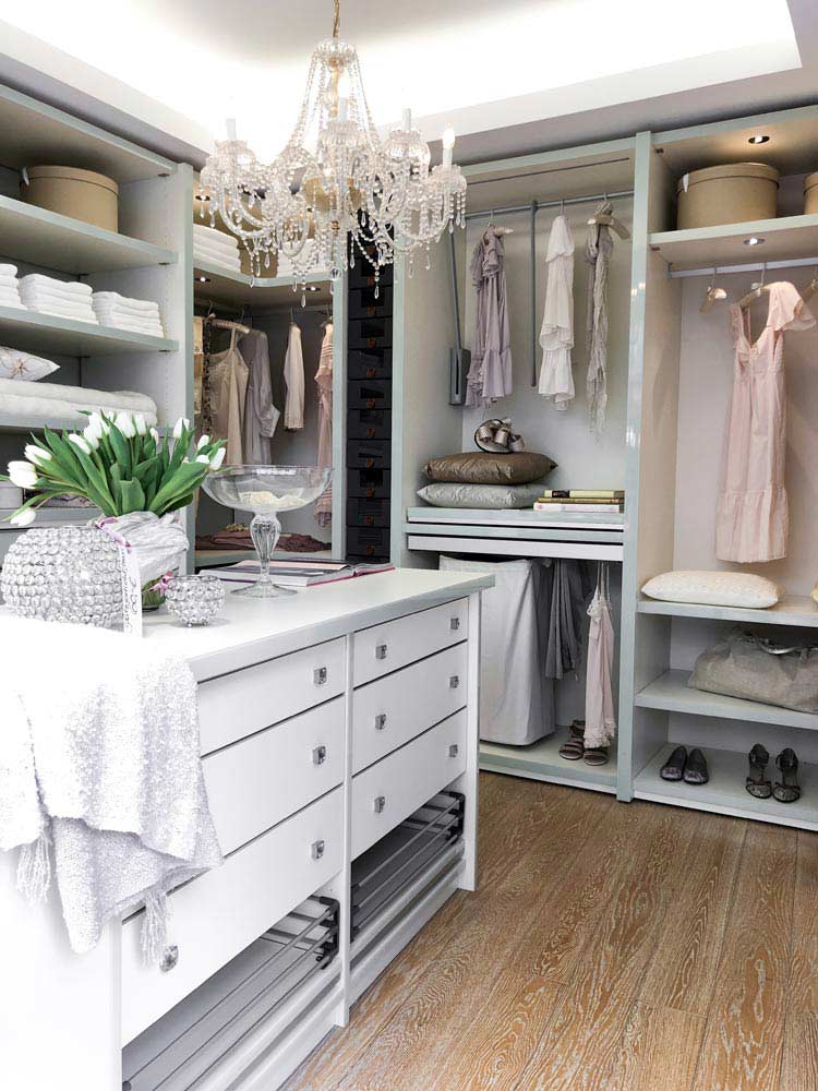Luxuriöser Ankleideraum mit weißem Dekor, besonders dicken Böden und viel Platz für die Garderobe