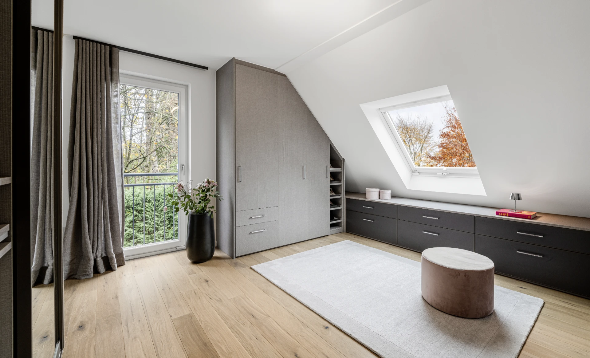Moderner Dachschrägenschrank von CABINET
