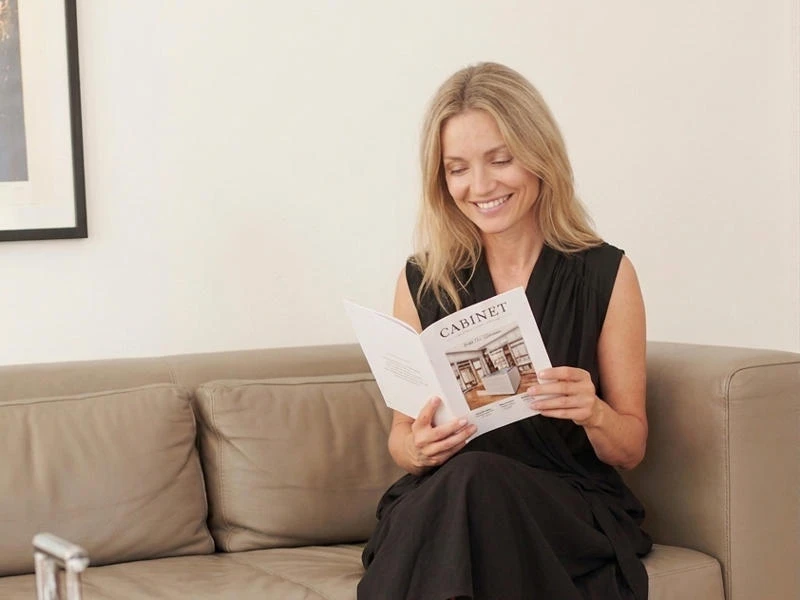 Frau mit CABINET Magazin